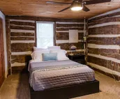 Beautiful and Historic Log Cabin: cozy, quiet, huge hot tub! Quiet getaway!