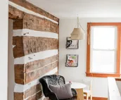 Beautiful and Historic Log Cabin: cozy, quiet, huge hot tub! Quiet getaway!