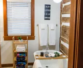 Beautiful and Historic Log Cabin: cozy, quiet, huge hot tub! Quiet getaway!