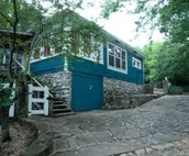 The Bluebird Cottage Style Cabin with Hot Tub