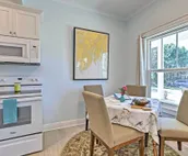 Harbor Oaks Haven: Walk to Front Beach & Downtown!
