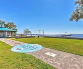 Harbor Oaks Haven: Walk to Front Beach & Downtown!