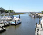 Harbor Oaks Haven: Walk to Front Beach & Downtown!