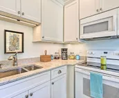 Harbor Oaks Haven: Walk to Front Beach & Downtown!