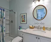 Harbor Oaks Haven: Walk to Front Beach & Downtown!