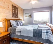 ⭐Cabin Style Mountaintop Views - Indoor/Outdoor Pool - HotTub - WiFi - Sleeps 6⭐