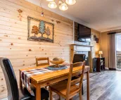 ⭐Cabin Style Mountaintop Views - Indoor/Outdoor Pool - HotTub - WiFi - Sleeps 6⭐