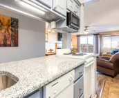 ⭐Cabin Style Mountaintop Views - Indoor/Outdoor Pool - HotTub - WiFi - Sleeps 6⭐