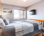 ⭐Cabin Style Mountaintop Views - Indoor/Outdoor Pool - HotTub - WiFi - Sleeps 6⭐