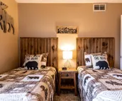 ⭐Cabin Style Mountaintop Views - Indoor/Outdoor Pool - HotTub - WiFi - Sleeps 6⭐