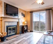 ⭐Cabin Style Mountaintop Views - Indoor/Outdoor Pool - HotTub - WiFi - Sleeps 6⭐