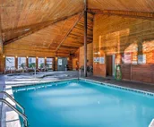 ⭐Cabin Style Mountaintop Views - Indoor/Outdoor Pool - HotTub - WiFi - Sleeps 6⭐