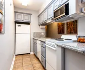 ⭐Cabin Style Mountaintop Views - Indoor/Outdoor Pool - HotTub - WiFi - Sleeps 6⭐