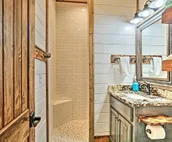 Rustic Pet-Friendly Cabin, 5 Mi to Broken Bow Lake