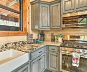 Rustic Pet-Friendly Cabin, 5 Mi to Broken Bow Lake