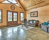 Rustic Pet-Friendly Cabin, 5 Mi to Broken Bow Lake