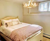 R22 Upscale rustic Bretton Woods condo in unbeatable Ski-In Ski- Outlocation....