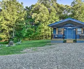 Cozy Chic Broken Bow Cabin w/ Fire Pit & Grill!