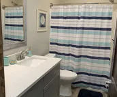 Gorgeous lake view, New 6 person hot tub, Beach access