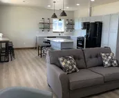 Gorgeous lake view, New 6 person hot tub, Beach access