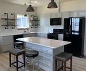 Gorgeous lake view, New 6 person hot tub, Beach access
