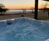 Gorgeous lake view, New 6 person hot tub, Beach access