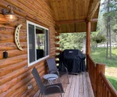 Cozy log cabin with fireplace and jacuzzi tub, close to skiing
