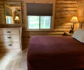 Cozy log cabin with fireplace and jacuzzi tub, close to skiing