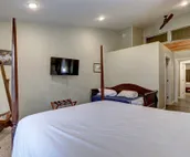 4 Master Suites in the Heart of Alaska...Abby's Place.....