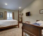 4 Master Suites in the Heart of Alaska...Abby's Place.....