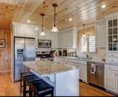OE Beautiful modern log home on 17 acres, private, views, fire pit, Ping Pong...