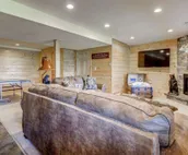OE Beautiful modern log home on 17 acres, private, views, fire pit, Ping Pong...