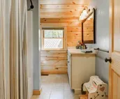OE Beautiful modern log home on 17 acres, private, views, fire pit, Ping Pong...