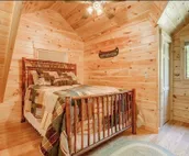 OE Beautiful modern log home on 17 acres, private, views, fire pit, Ping Pong...