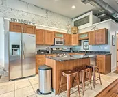 Nulu Art District Loft: Walk to Dtwn Distilleries!