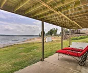 Updated Lakefront Cottage: Walk to Boat Ramp!