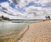 Updated Lakefront Cottage: Walk to Boat Ramp!