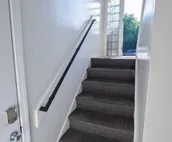 Bright 1 bedroom apartment, close to shops and highway