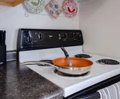 Bright 1 bedroom apartment, close to shops and highway