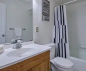Bright 1 bedroom apartment, close to shops and highway