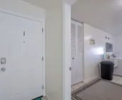 Bright 1 bedroom apartment, close to shops and highway