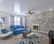 Bright 1 bedroom apartment, close to shops and highway