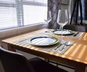 Bright 1 bedroom apartment, close to shops and highway