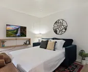 Chic Carriage House • Stylish Large Guest House in Hip Hillsboro Village