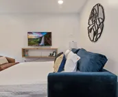 Chic Carriage House • Stylish Large Guest House in Hip Hillsboro Village