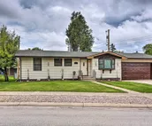Comfy Neighborhood Home - Walk to Canyon Lake Park