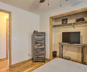 Comfy Neighborhood Home - Walk to Canyon Lake Park