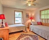 Comfy Neighborhood Home - Walk to Canyon Lake Park