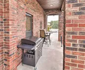 Roomy Multi-Family Retreat in Dtwn Mountain Home!