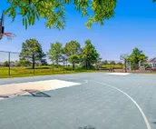 Bear Trap Dunes townhouse w/ gym, free WiFi, basketball court, and tennis court